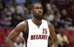 Les Cavaliers gardent Okaro White