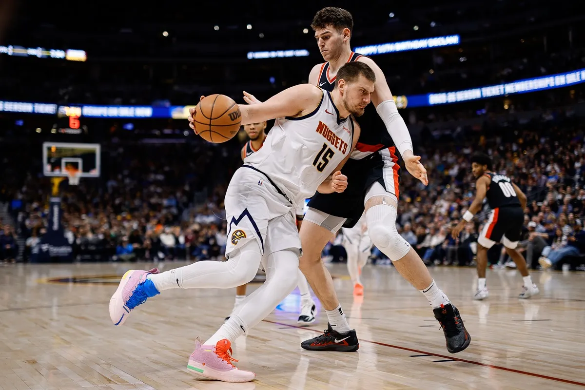 Nikola Jokic et Donovan Clingan