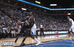 Ronny Turiaf grimpe sur Roy Hibbert… mais se blesse en fin de match