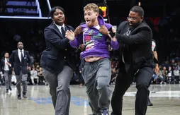 Ce spectateur a foncé sur Donovan Mitchell en plein match