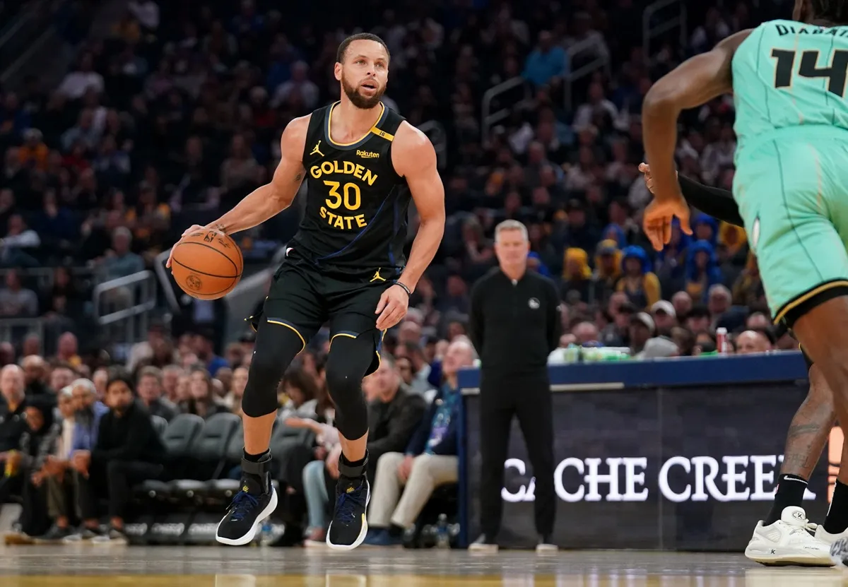 Stephen Curry (Warriors) contre les Hornets