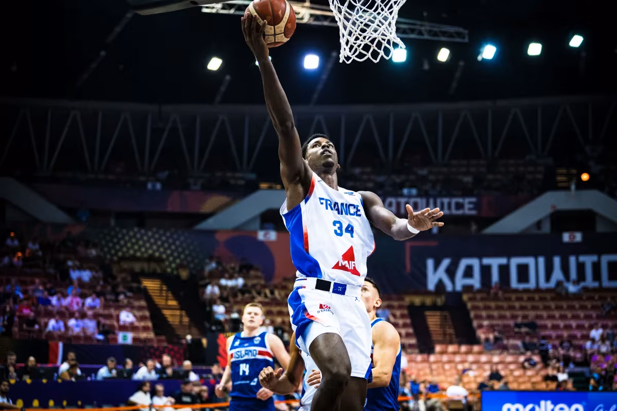 Jaylen Hoard (France) contre l'Islande lors de l'Euro 2025 (crédit photo : FIBA)