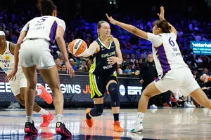 Paige Bueckers et Arike Ogunbowale viennent à bout des Sparks