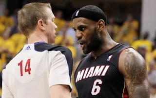 LeBron James préfère souffler dans la bouche des arbitres
