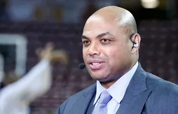 Charles Barkley s’amuse de sa statue à Philadelphie