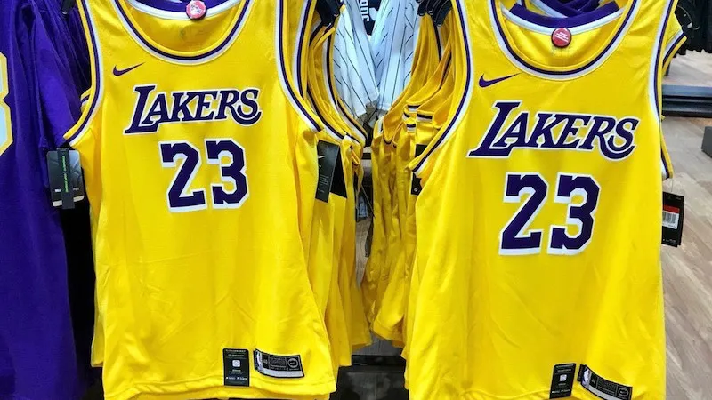 Des fans protestent devant le Staples Center contre la direction des Lakers