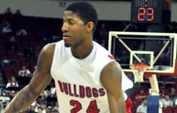 Paul George achète 15 000 places pour le match d’ouverture de Fresno State !