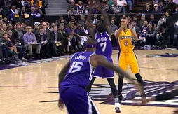 [replay] Jordan Clarkson envoie Kobe Bryant au alley-oop