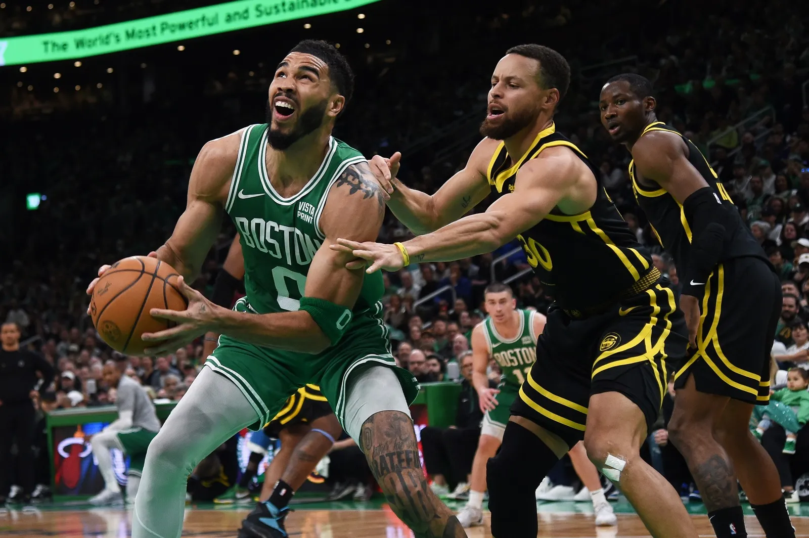 Jayson Tatum (Boston Celtics) face à Stephen Curry (Golden State Warriors)