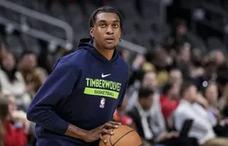 Jaden McDaniels frappe un mur et se fracture la main !