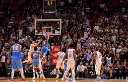 De’Aaron Fox terrasse le Heat d’une claquette dunk !