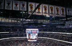 Les bannières des Bulls abîmées lors d’un concert de rock…