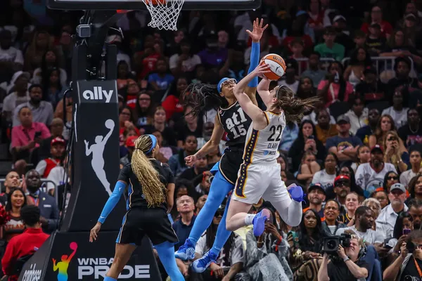 Le Dream voit double et signe un record face au Fever