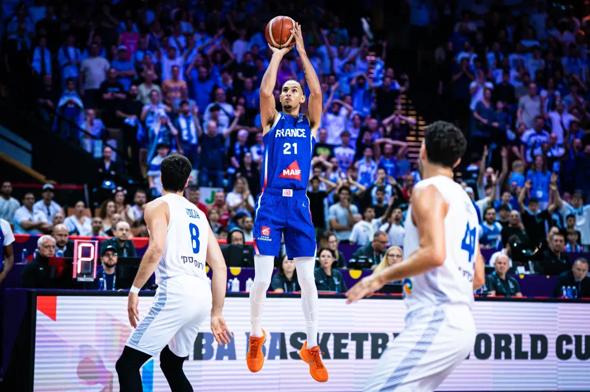 Zaccharie Risacher (France) contre Israël lors de l'Euro 2025 (crédit photo : FIBA)