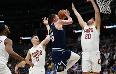 Nikola Jokic voit triple et les Nuggets écrasent les Cavaliers