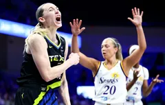 Paige Bueckers (29 points) rate le tir de la gagne face aux Sparks