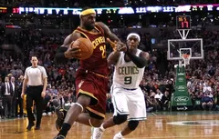LeBron James aux Philippines pour aider de jeunes basketteurs dans un show TV