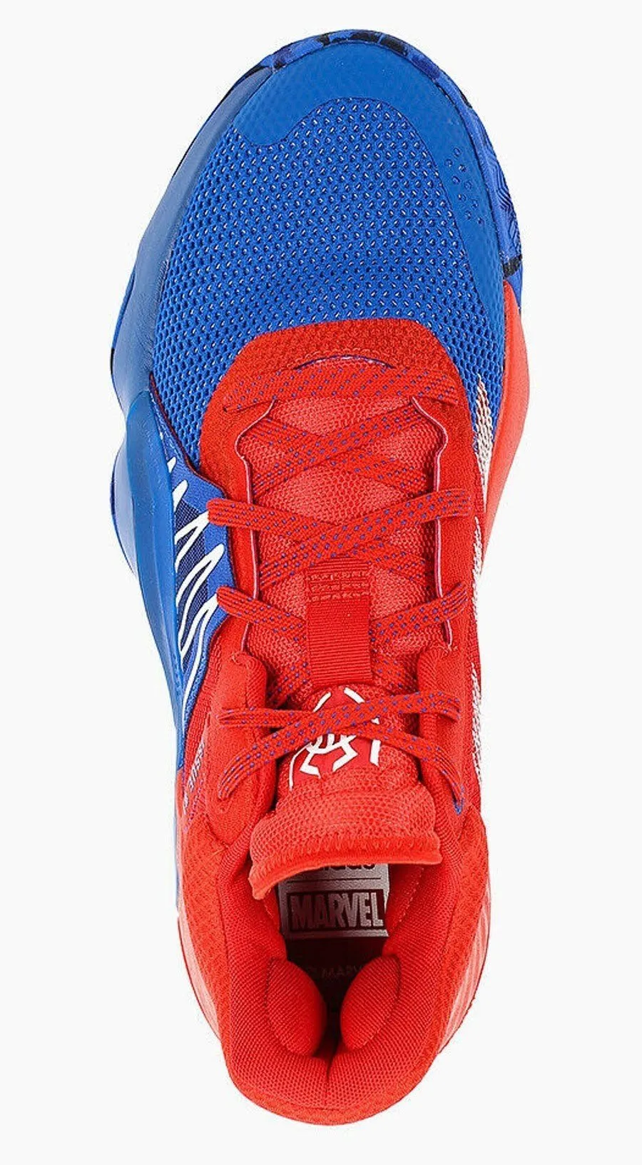 Plus de six mois après sa présentation, la chaussure signature se dévoile enfin avec des photos officielles. La sortie est programmée pour le 5 juillet à un prix très raisonnable.