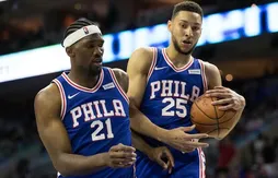 Ben Simmons et Joel Embiid marchent sur les Pistons