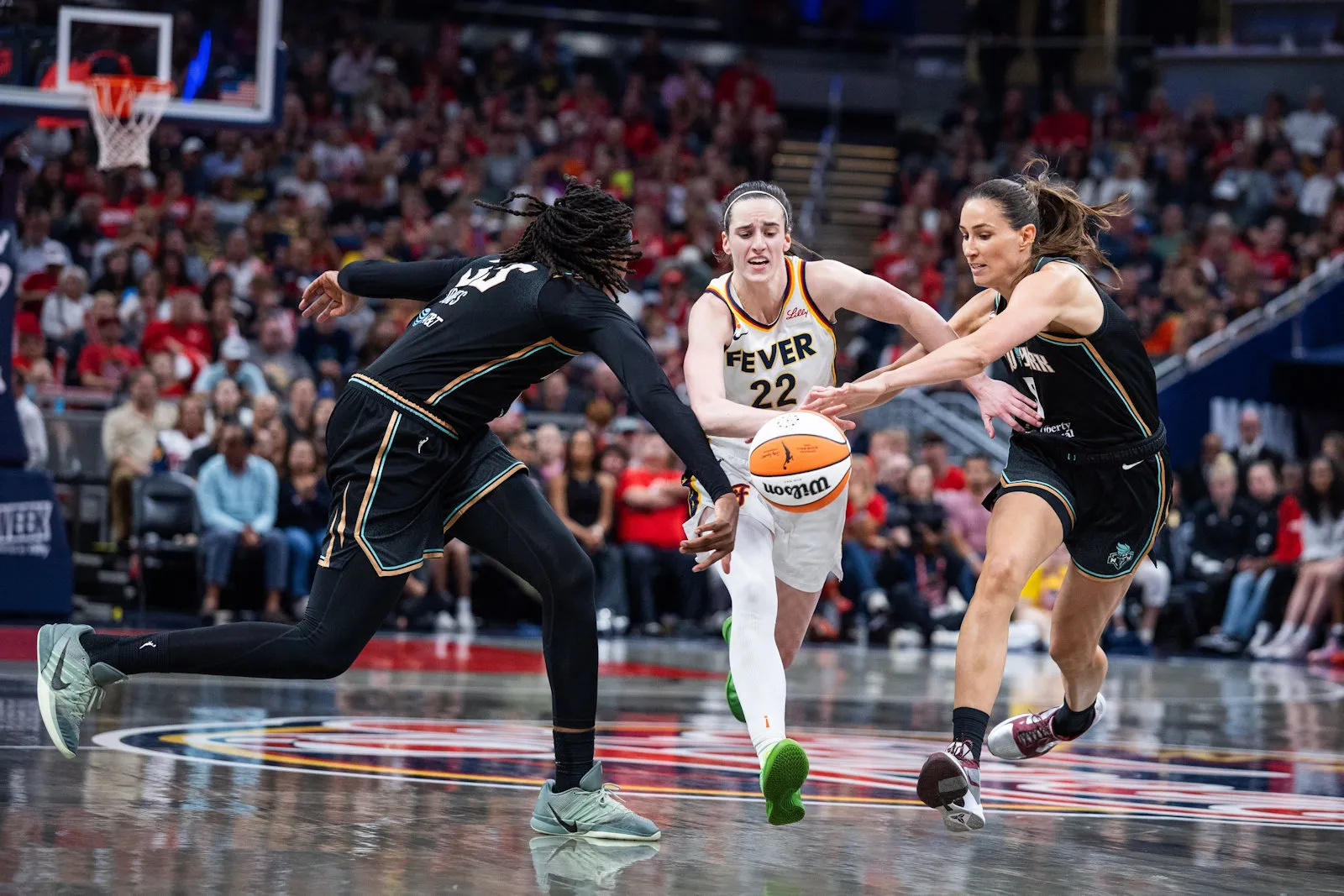 Caitlin Clark et Kelsey Mitchell font exploser la défense du Liberty