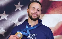 Qui se cache derrière le sweat “Nuit Nuit” de Stephen Curry ?