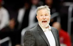 Les Sixers gardent Brett Brown