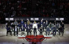 En sifflant le nom de Jerry Krause, le public de Chicago ternit l’hommage aux Bulls de 1996