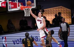 Kelly Olynyk sort du chapeau