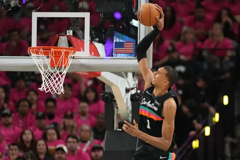 https://www.basketusa.com/thumbor/iaMG-wfo1hAt8bGWFlUcoiHPs1U=/488x325/smart/filters:format(webp)/https%3A%2F%2Fmedia.basketusa.com%2Fmain%2F2026%2F04%2FUSATSI_28769786.jpg