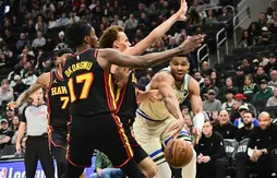 Les Hawks frappent un grand coup à Milwaukee