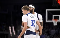 Cooper Flagg entouré de « grands frères »