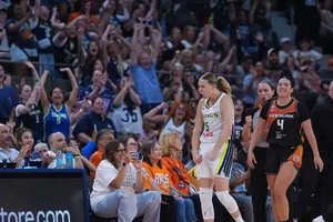 Paige Bueckers et Azzi Fudd remportent leur dernier match dans le Connecticut