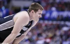 Aron Baynes ne veut pas comparer San Antonio et Detroit