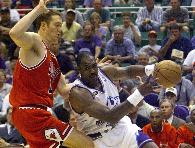 DATE TAKEN: 6/14/98--- Utah's Karl Malone (32), right, drives around Chicago's Luc Longley (13) ORG XMIT: AR2198