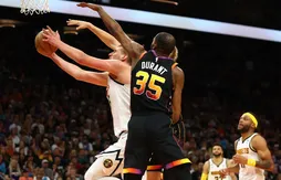 Kevin Durant et Devin Booker brillent encore pour égaliser