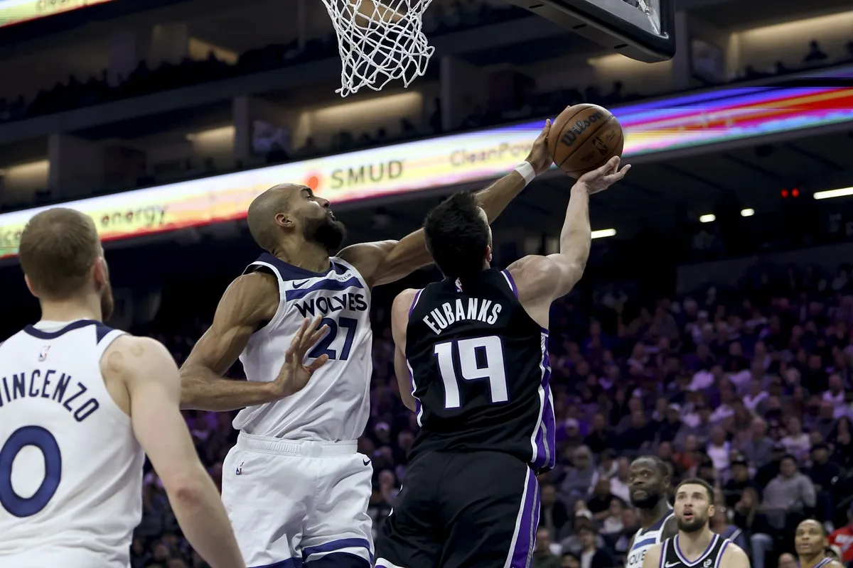 Rudy Gobert (Wolves) contre Drew Eubanks (Kings)