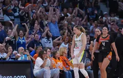 Paige Bueckers et Azzi Fudd remportent leur dernier match dans le Connecticut