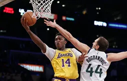 LeBron James félicite Stanley Johnson et Austin Reaves