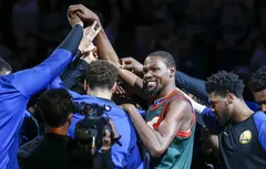 Le maillot de Shawn Kemp sur le dos, Kevin Durant enflamme Seattle