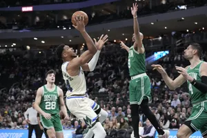 Giannis Antetokounmpo impuissant face aux impitoyables Celtics