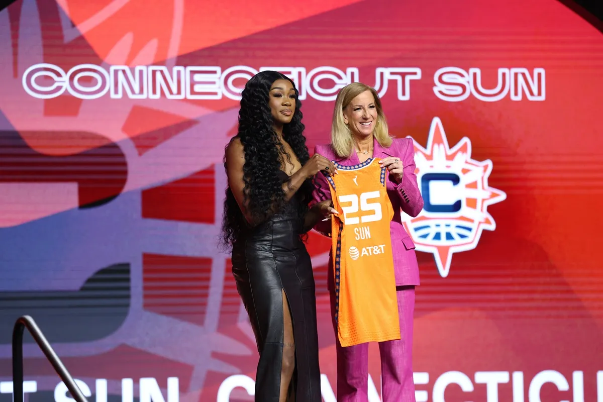 La "commissioner" de la WNBA Cathy Engelbert lors de la draft d'Aneesah Morrow par le Sun, le 14 avril 2025 