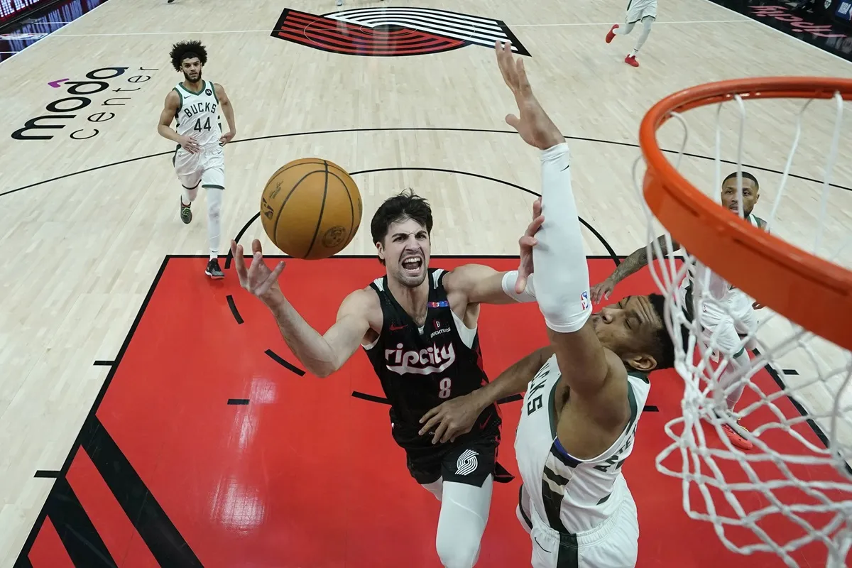 Deni Avdija (Blazers) contre les Bucks