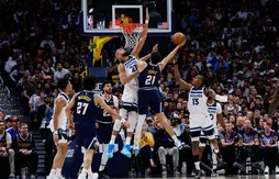 Les Nuggets repoussent les Wolves pour rester en vie