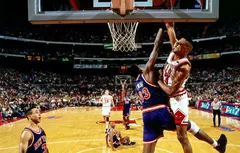 Le 20 mai 1994, Scottie Pippen postérize Pat Ewing