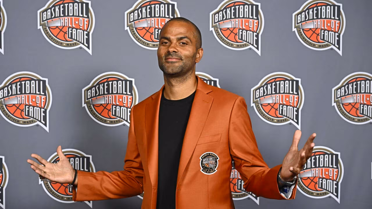 Tony Parker avec la veste orange du Hall of Fame