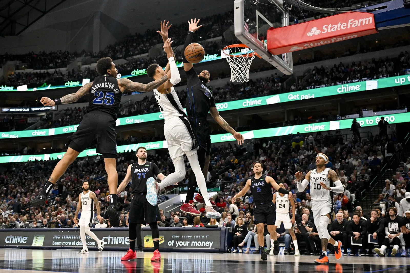 Victor Wembanyama (San Antonio Spurs) dans la défense des Dallas Mavericks