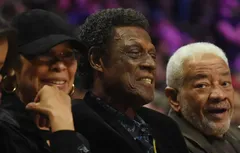 La statue d’Elgin Baylor révélée vendredi au Staples Center