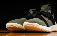 Adidas : la Harden Vol.2 perd ses lacets en rejoignant le bitume