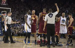 [replay] Draymond Green secoue LeBron James puis se moque de sa chute
