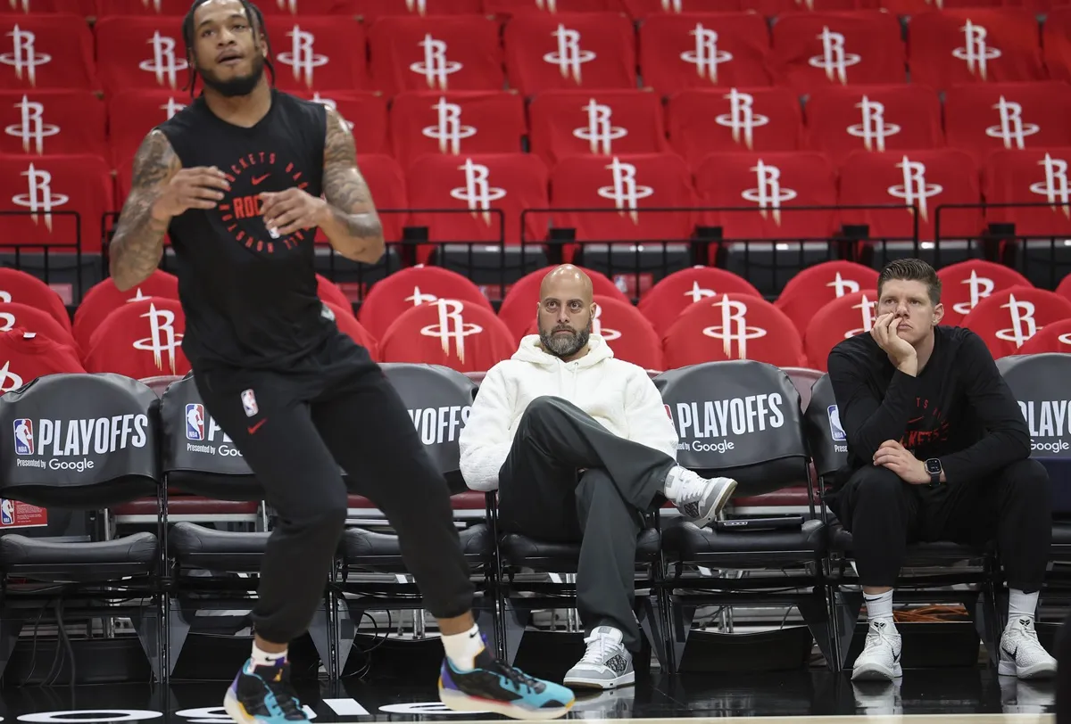 Rafael Stone, le GM des Rockets (au centre)